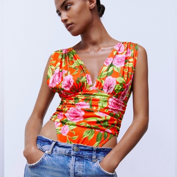 M 🔖 ZARA Floral Printed Draped Bodysuit Red Roses 

RARE Blogger Favorite!! - Picture 6 of 11